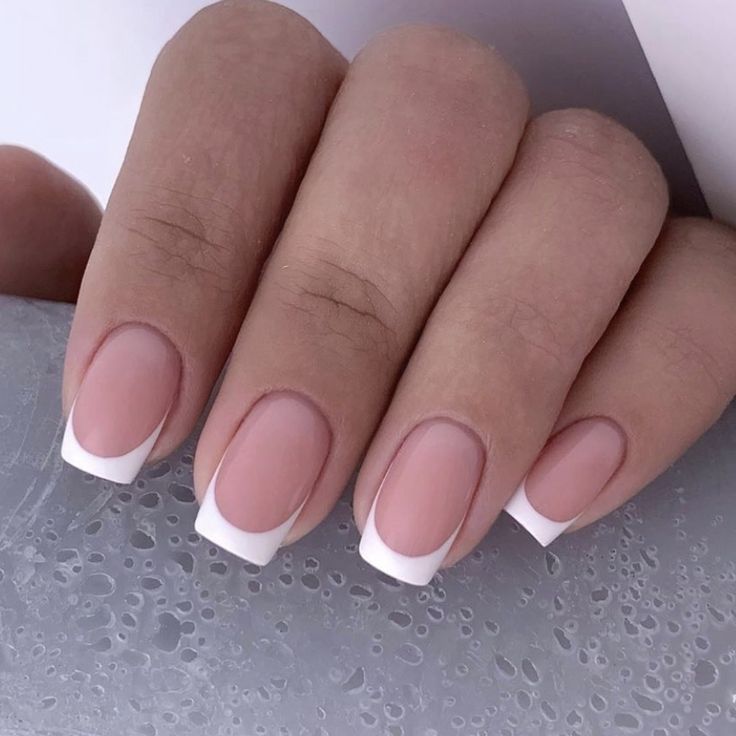 Modern Elegant French Manicure: Classic Nude Base with Crisp White Tips.