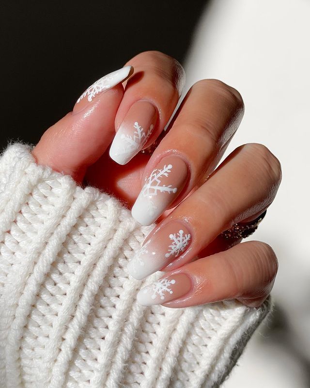 Chic Winter Nail Art: Gradients and Snowflakes for Seasonal Elegance