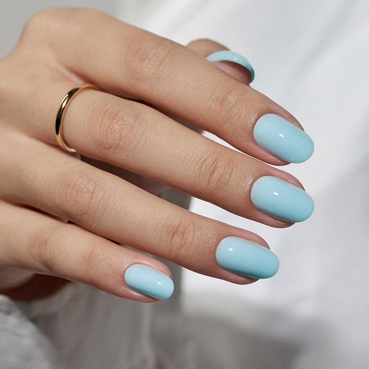 Elegant Gradient Blue Nails: A Calming, Versatile Design for Any Occasion.