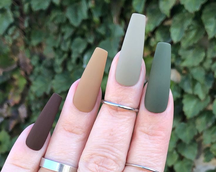 Chic Matte Almond Nails in Earthy Gradient for Versatile Style.