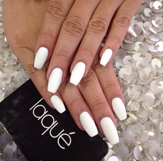 Sophisticated Elegance of White Nails: A Chic and Versatile Manicure.