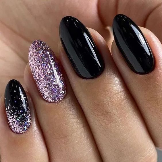 Chic Black Nails with Sparkling Glitter Accent: A Bold and Glamorous Design.