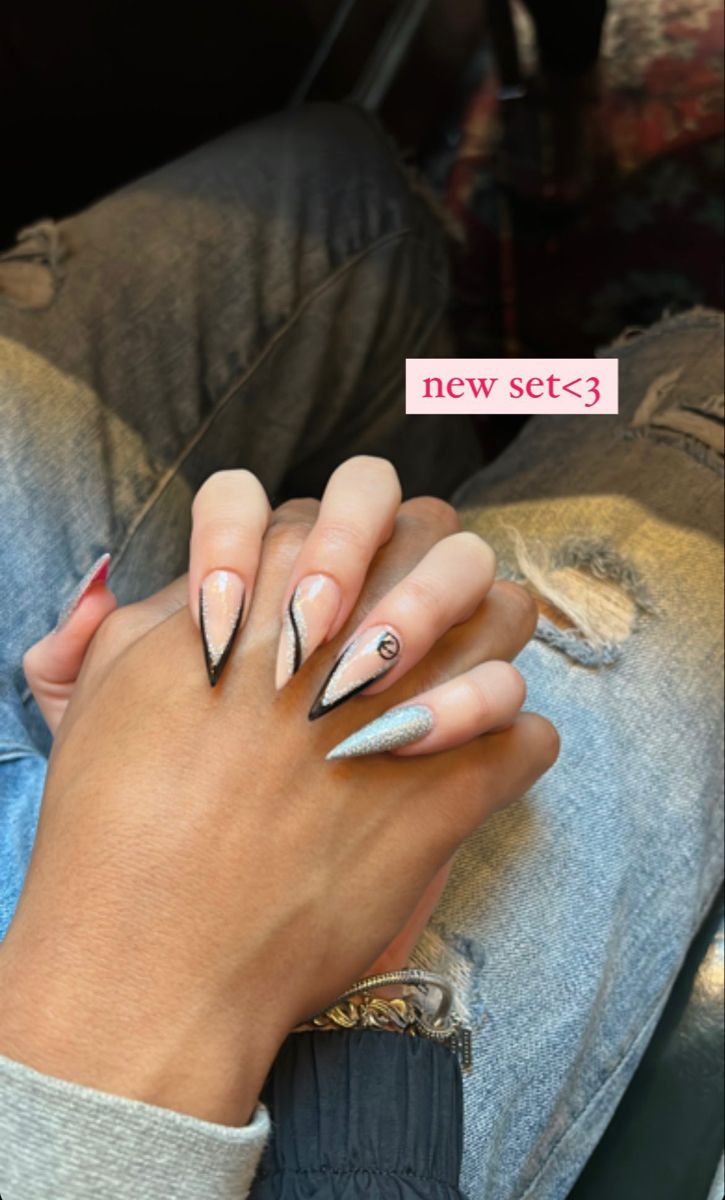 Chic Nail Design: Striking Elongated Shapes with Glittery Accents and Metal-Neutral Contrast.