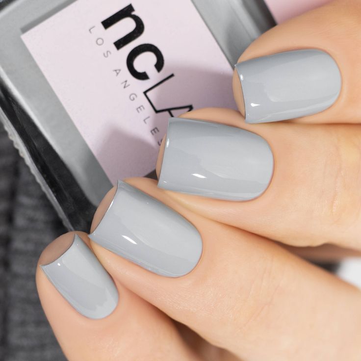 Elegant Gray Manicure: Stylish Glossy Finish for Versatile Occasions.