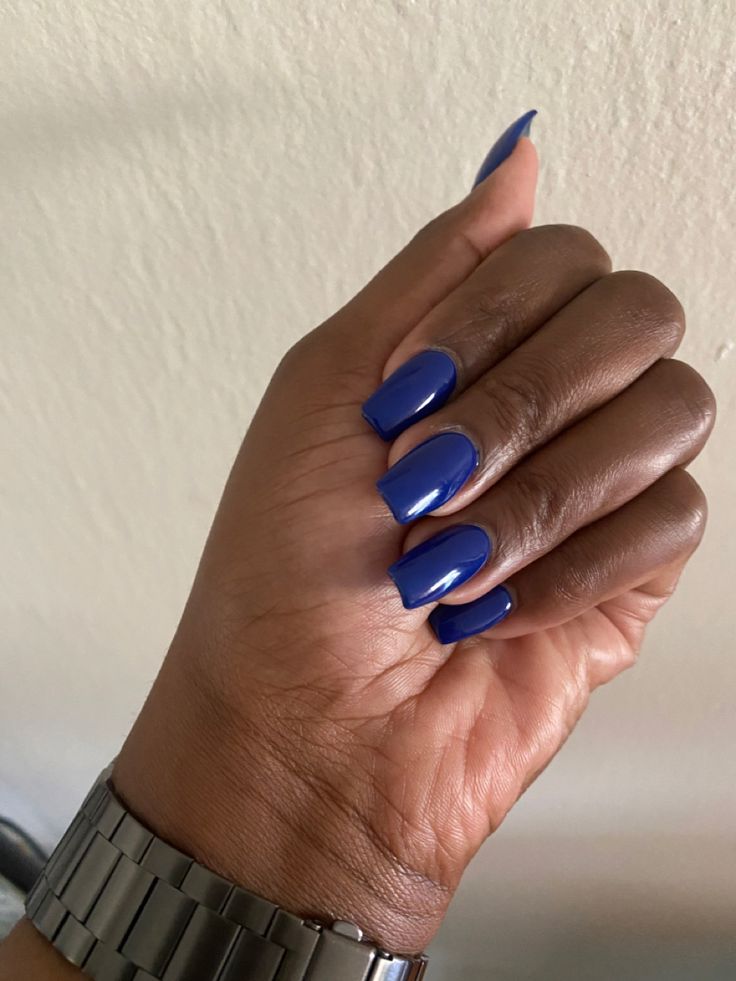 Bold Glossy Blue Square Nails: A Striking Statement for Any Occasion