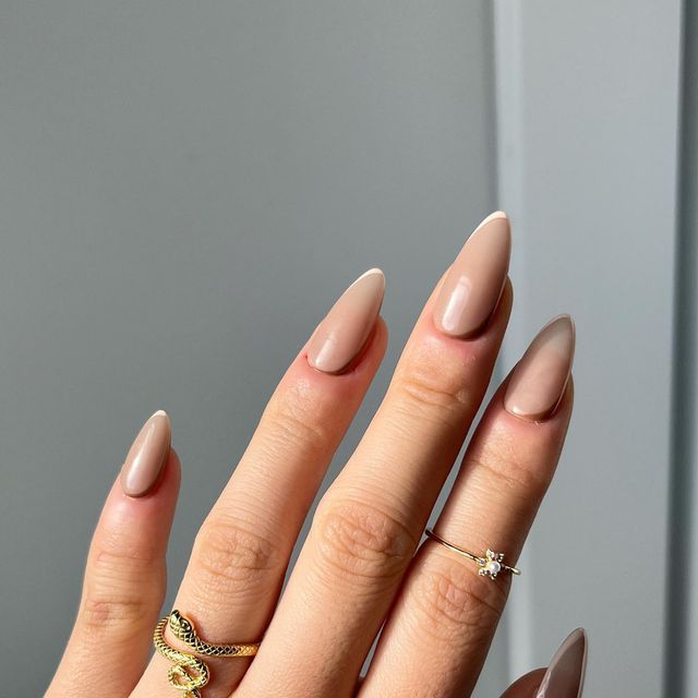 Chic Almond-Shaped Nails with Soft Nude Gradient and Modern Ombre Effect.