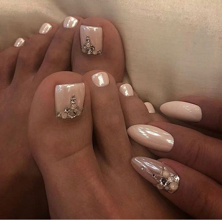 Chic Elegant Nail Design: Glossy White Finish with Delicate Rhinestones