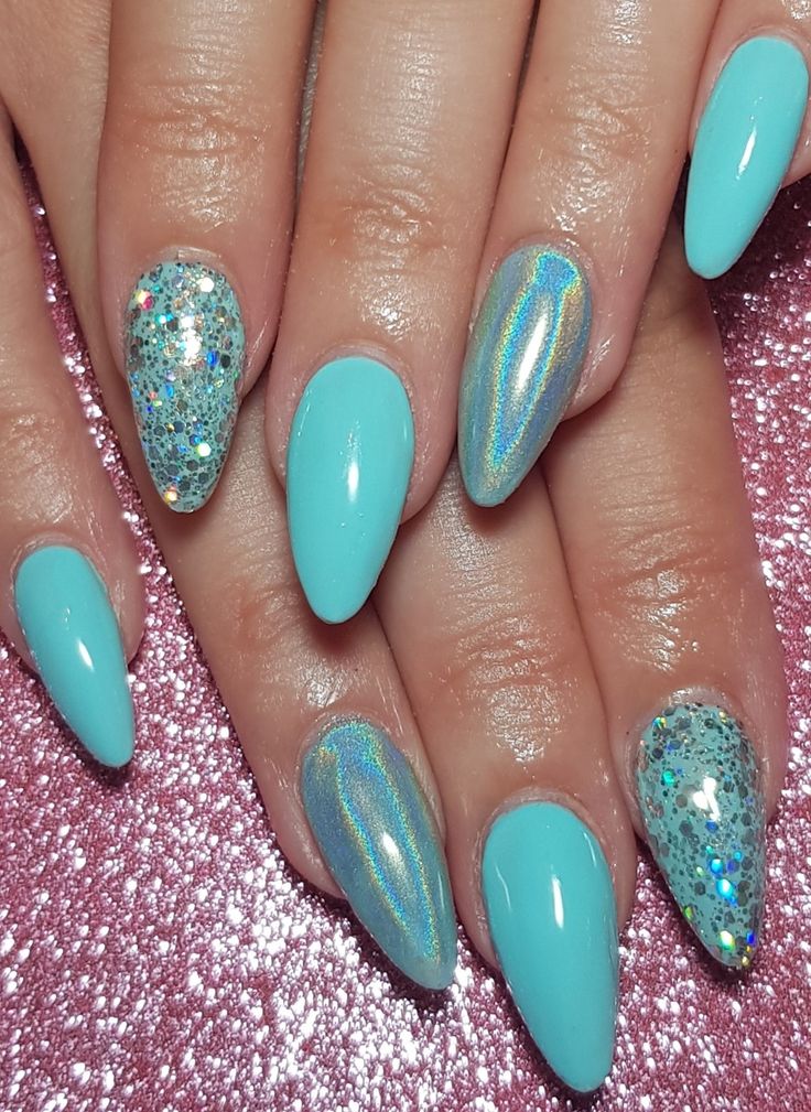 Vibrant Turquoise Glitter Nails: A Playful Expression of Creativity and Style.