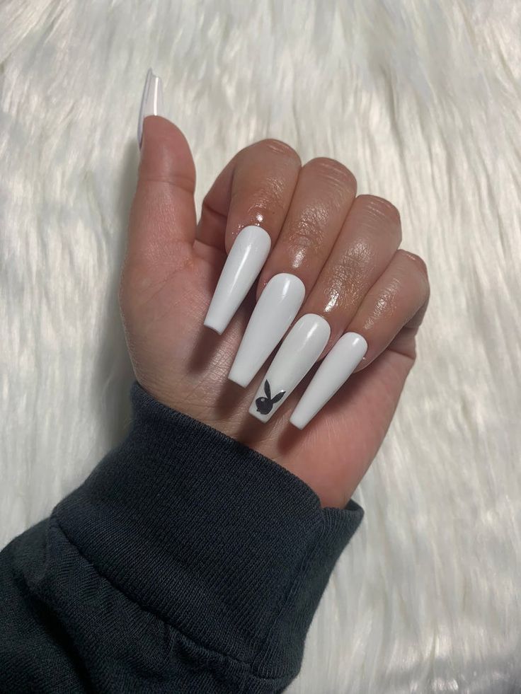 Chic Minimalist White Acrylic Nails: Elegant Design with a Modern Finish.