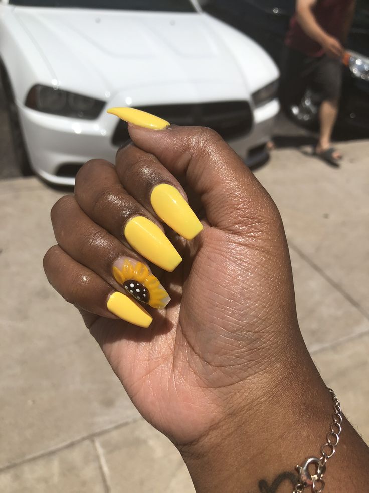 Charming Sunflower Nail Design: A Perfect Blend of Fun and Elegance for Spring and Summer.