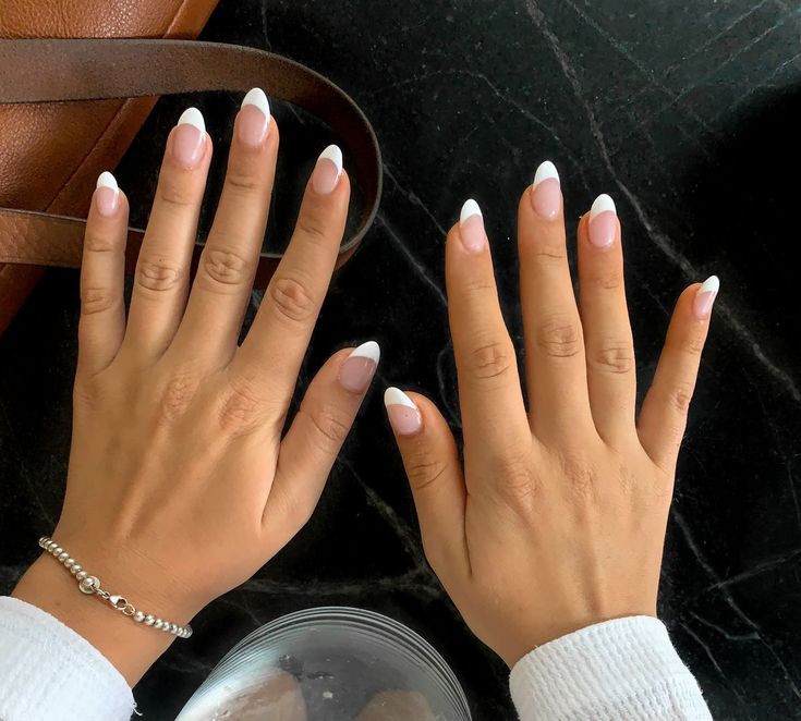 Timeless Classic French Manicure: Elegant Soft Pink Base with Striking White Tips.