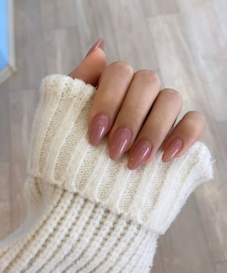 Elegant Almond-Shaped Nails Paired with a Cozy Cream Sweater for a Refined Look.