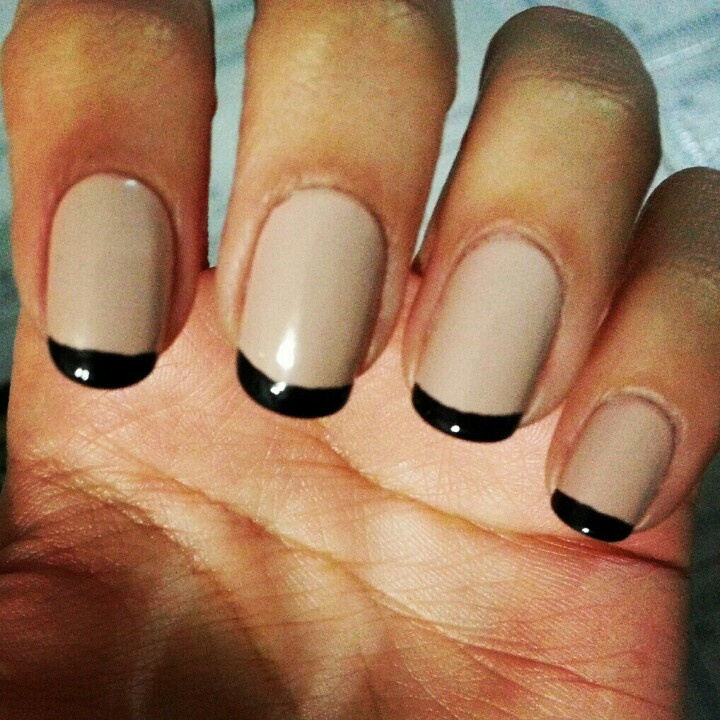 Chic Black-Tipped French Manicure: A Modern Take on Classic Elegance