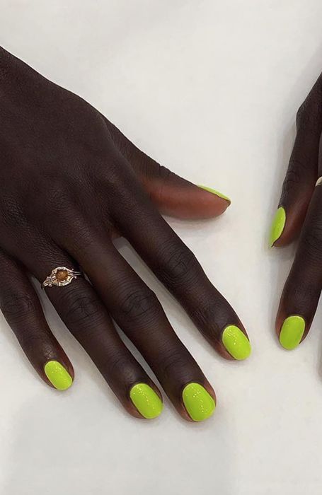 Vibrant Lime Green Nails: A Chic Summer Statement of Energy and Playfulness.