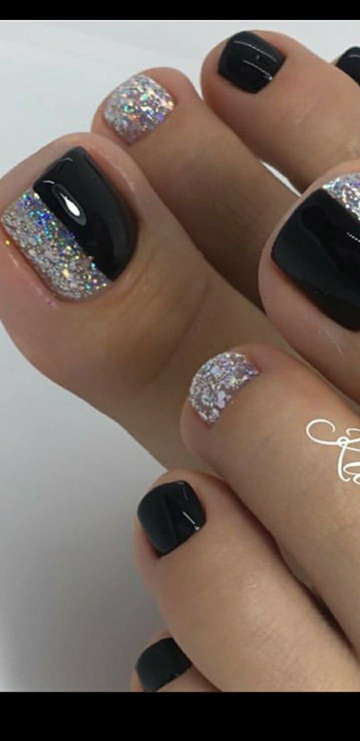 Elegant Glossy Black Nails with Sparkling Glitter Accents for Modern Flair.