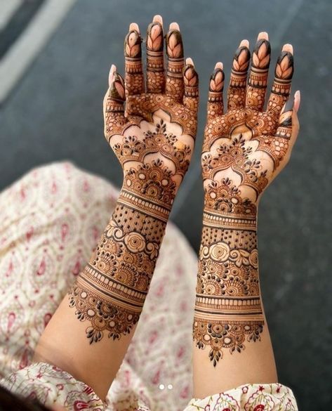 Elegant Intricate Henna Design Showcasing Floral Motifs and Geometric Patterns