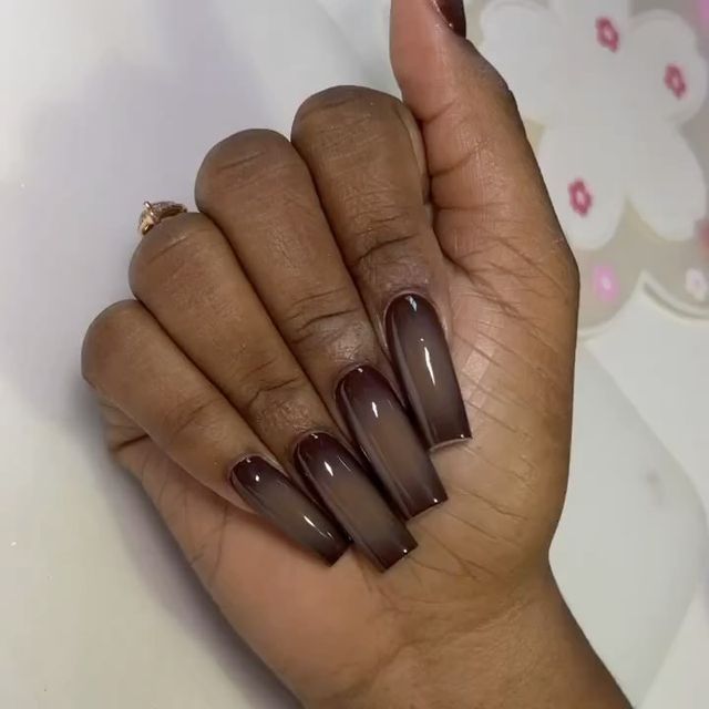 Elegant Ombre Brown Nail Design: A Stylish Gradient Manicure for Any Occasion.