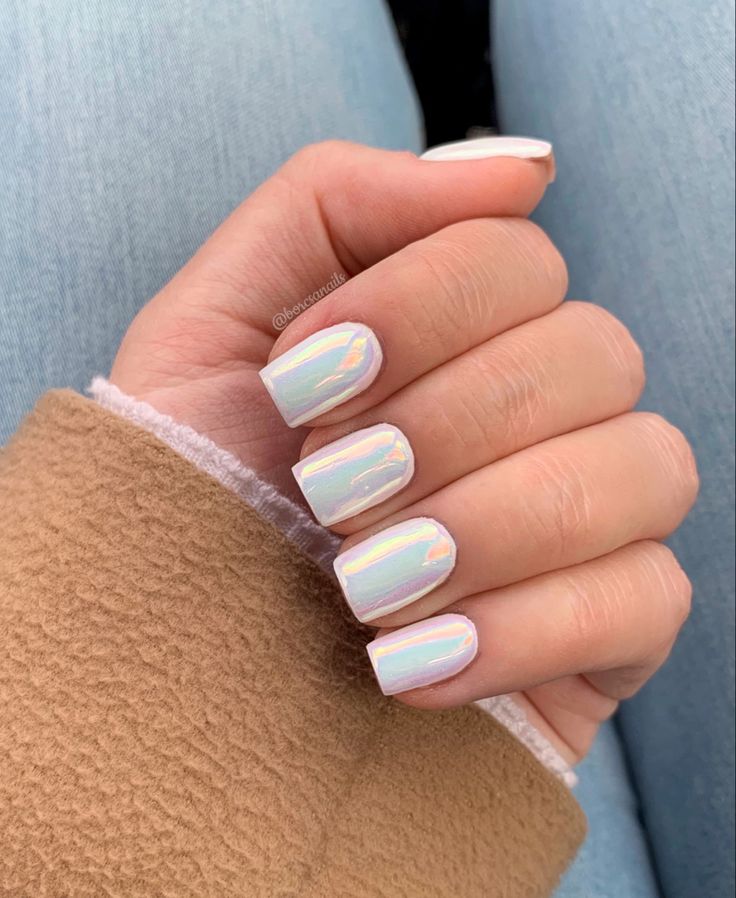 Iridescent Holographic Nails: A Modern Elegance for Every Outfit