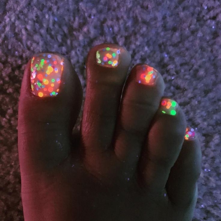 Vibrant Glow-in-the-Dark Glitter Toenail Design for Eye-Catching Summer Parties.