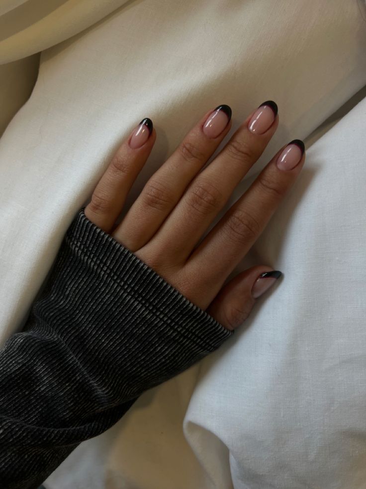 Chic Black-Tipped Nude French Manicure: A Versatile and Sophisticated Nail Design.