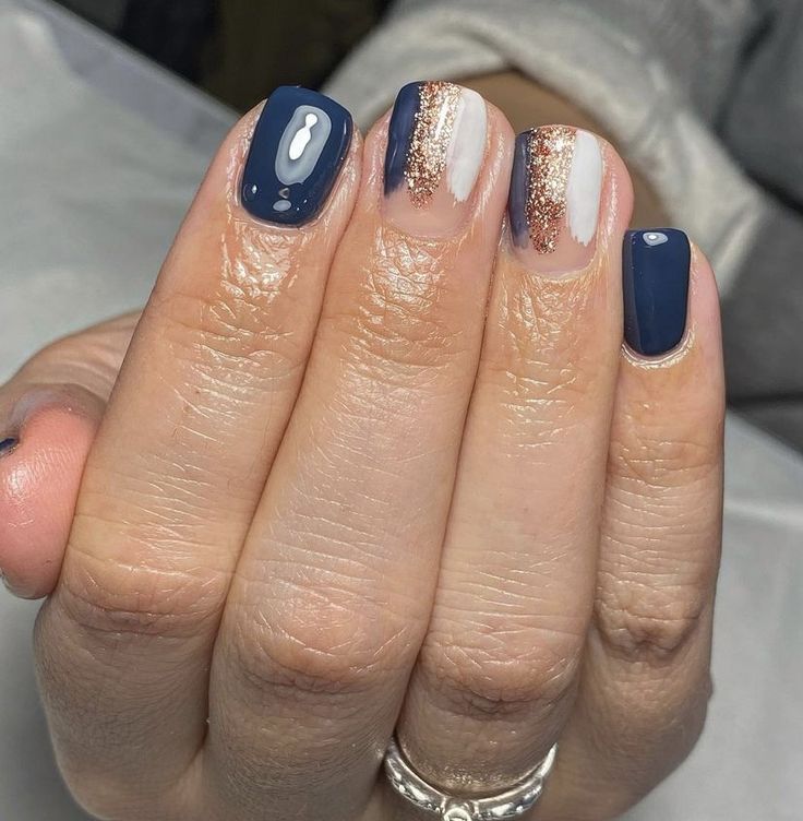 Chic Nail Design: Elegant Navy, White, and Rose Gold Patterns.