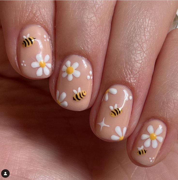 Whimsical Bee and Daisy Nail Design for a Charming Nature-Inspired Aesthetic.