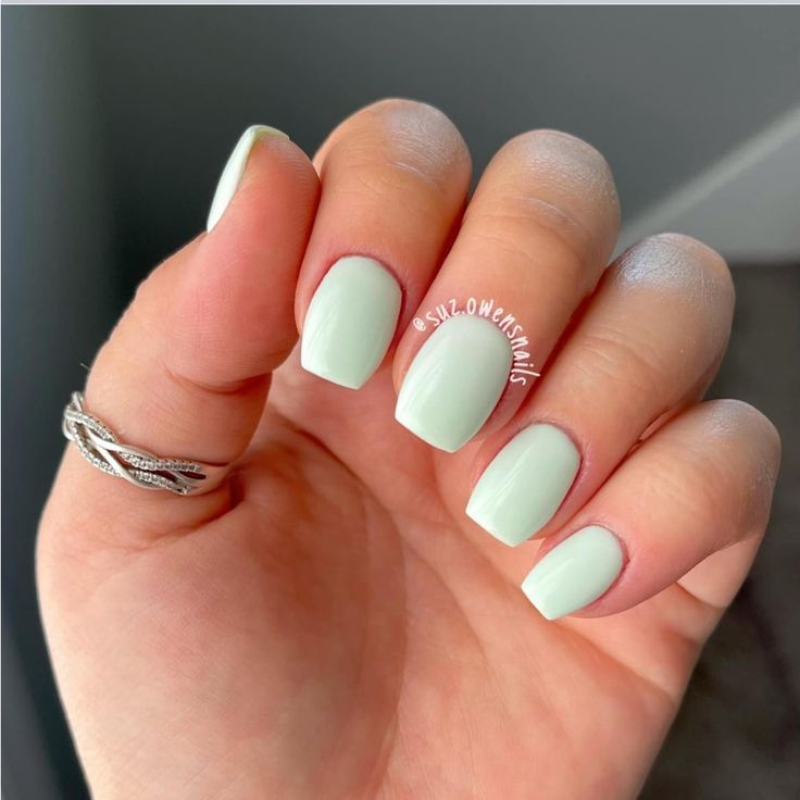 Fresh Soft Mint Green Nails with Glossy Finish: Perfect for Spring and Summer.