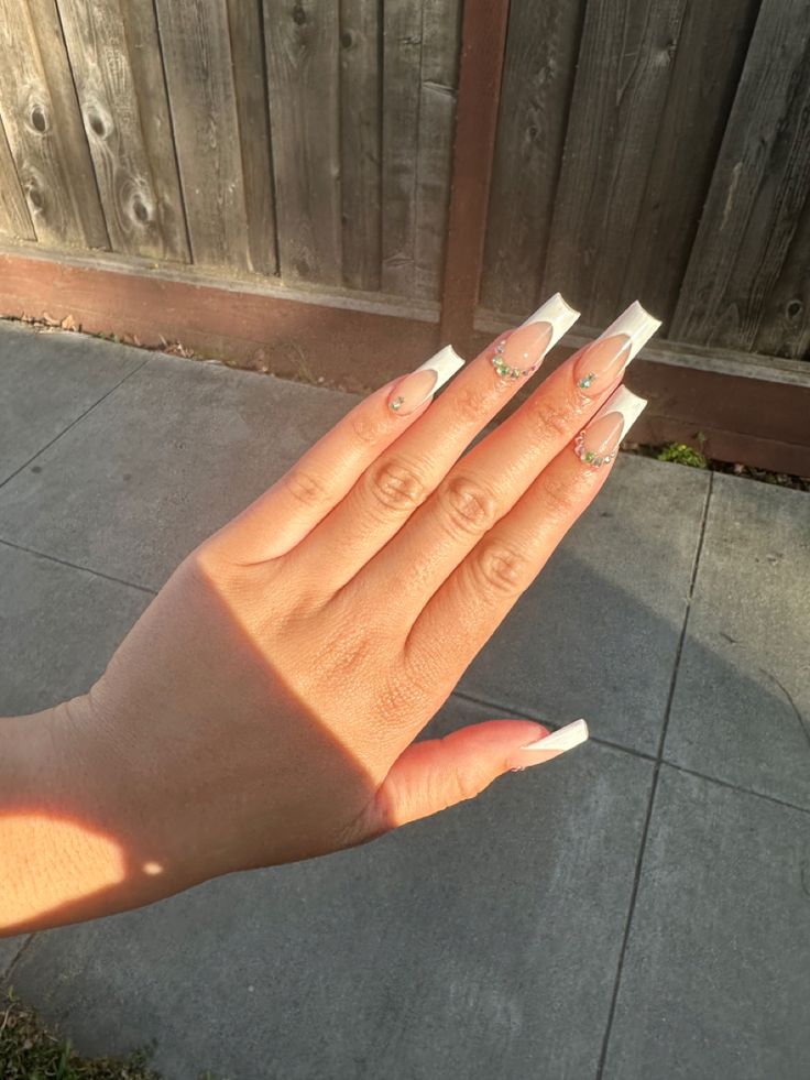 Chic Elegant Acrylic Nails: Glossy White Finish with Sparkling Rhinestone Embellishments