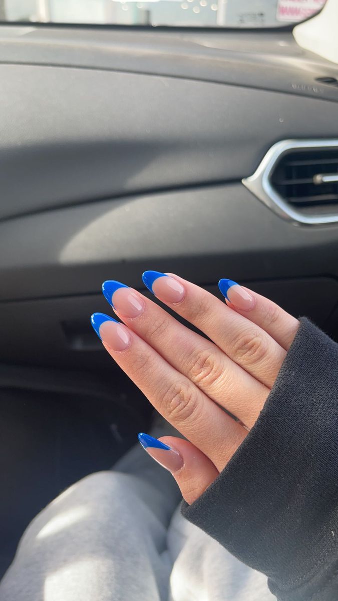 Vibrant Blue French Tip Manicure: A Trendy Blend of Elegance and Playful Color.