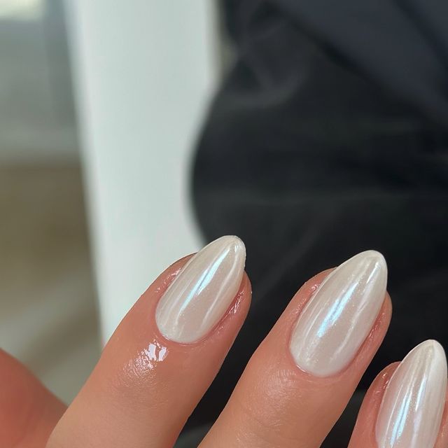 Elegant Iridescent Nail Design with Pearlescent Finish for Sophisticated Occasions.