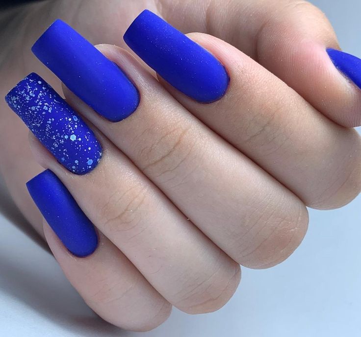 Vibrant Blue Nail Design: Matte and Glitter Finishes with Glamorous Accents.