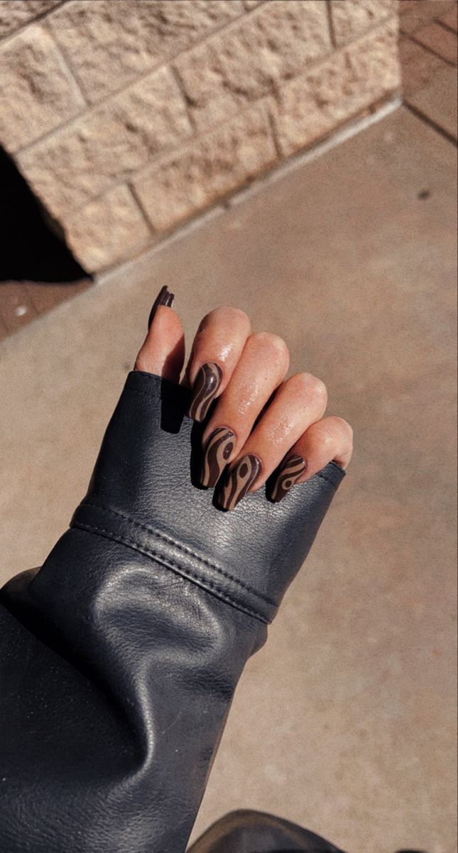 Chic Swirling Brown Nail Design with Glossy Finish for Elegant Modern Flair.