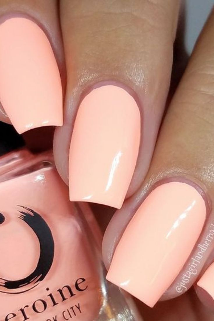 Trendy Soft Peach Manicure: A Glossy Summer Must-Have.