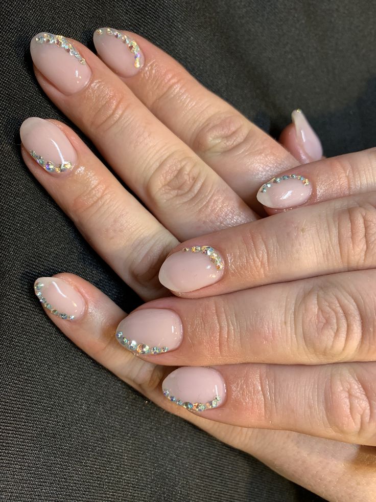 Chic Nude Nails with Sparkling Rhinestone Accents: A Versatile Elegance.