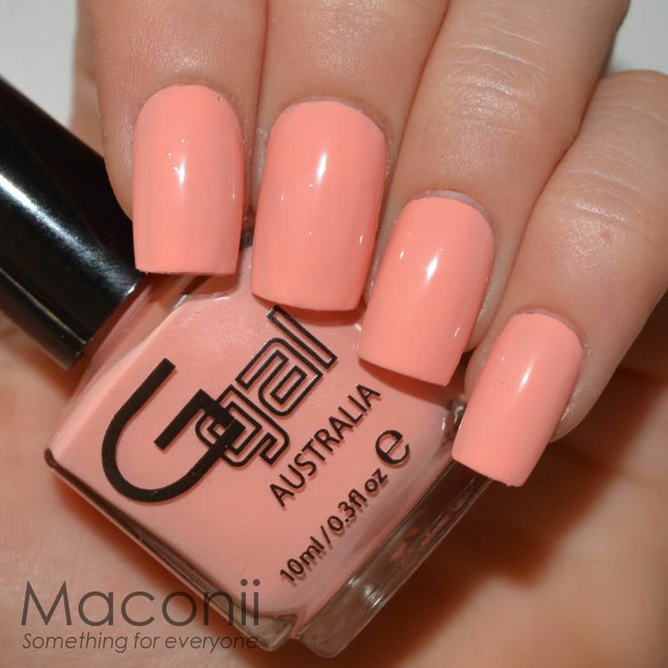 Elegant Soft Peach Nail Polish: Smooth Glossy Finish for a Fresh Spring Look.