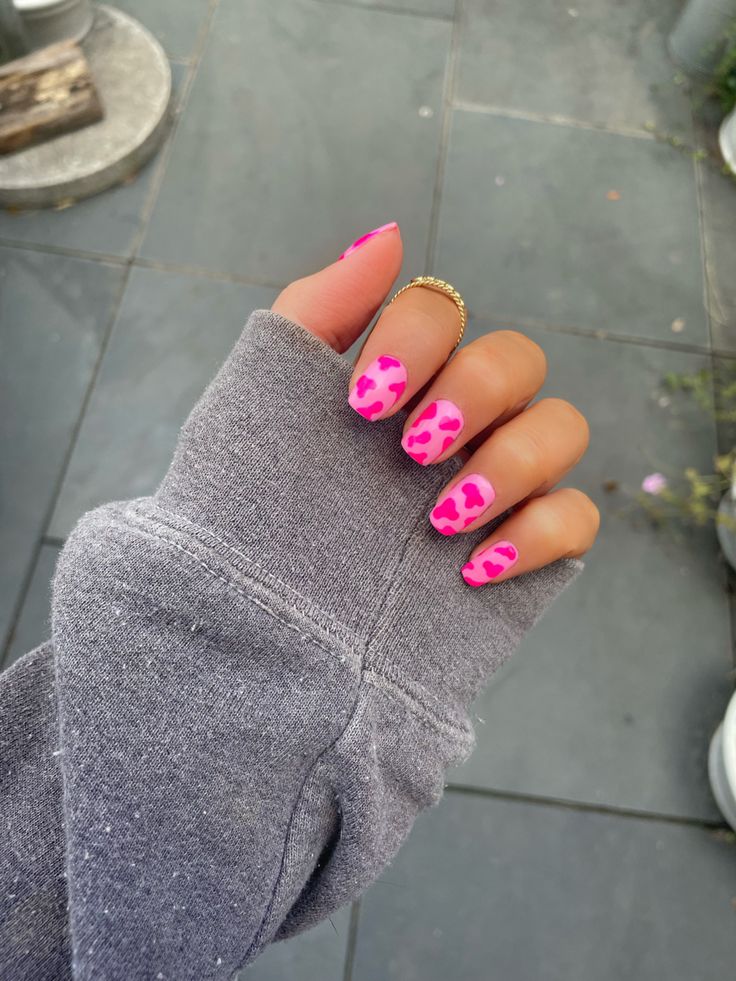 Bold Pink Leopard Print Nail Design: A Playful Statement for Any Occasion.