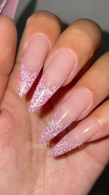 Glamorous Pink Glitter Nails: Elegance with a Sparkling Touch.