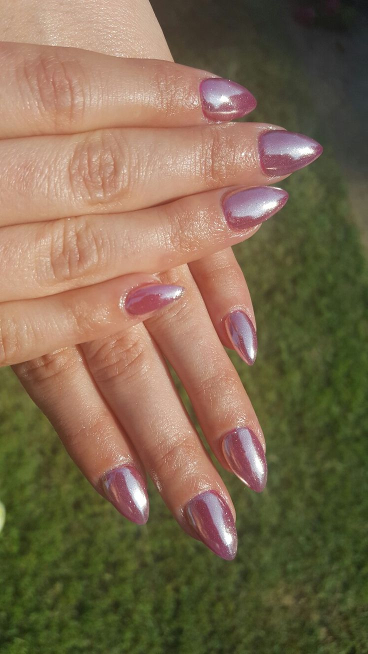 Elegant Almond-Shaped Nails with Stunning Metallic Pink Gradient Finish