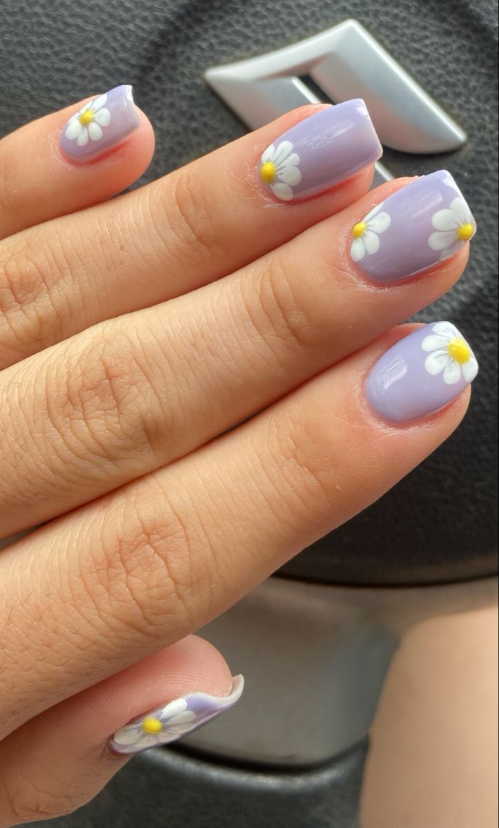 Charming Lavender Daisy Nails: A Whimsical Springtime Aesthetic.