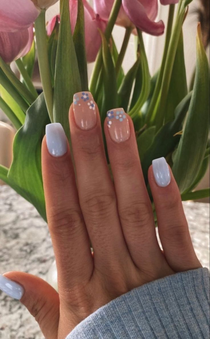 Pastel Nail Design: Elegant Floral Accents for a Cheerful Spring/Summer Look.