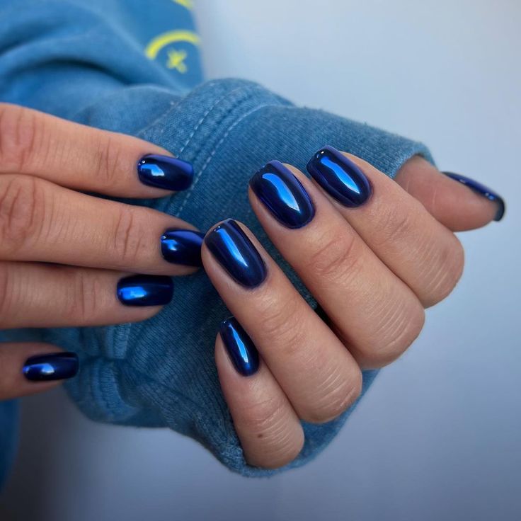 Elegant Glossy Navy Blue Nails: A Sophisticated Touch for Any Outfit.