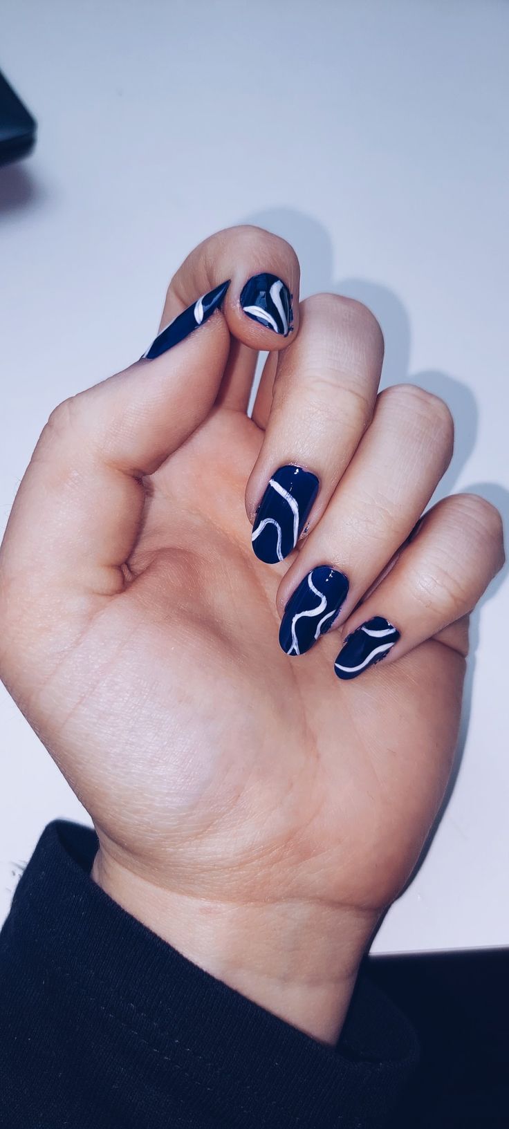 Chic Navy and White Wavy Nail Design for a Modern Statement.