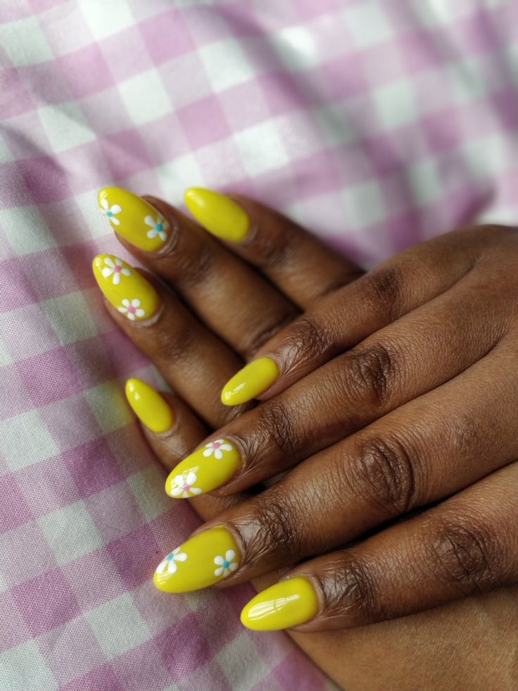 Cheerful Floral Yellow Nail Art: A Playful Summer Aesthetic.