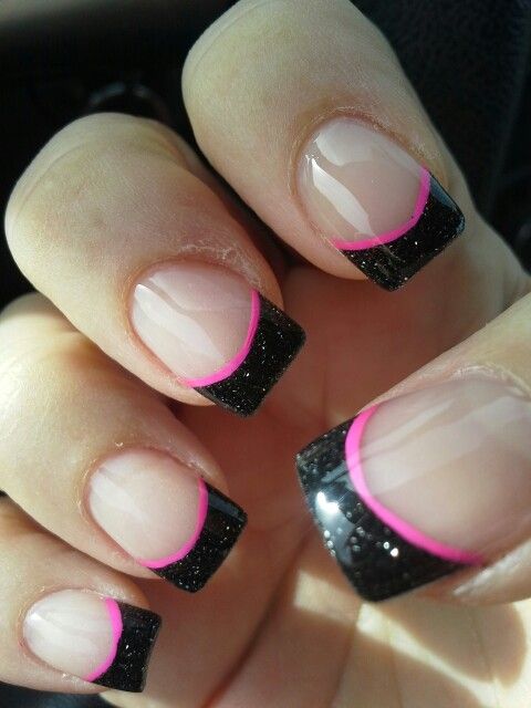 Chic Nail Art: Glossy Black Tips with Vibrant Pink Accents on a Natural Base.