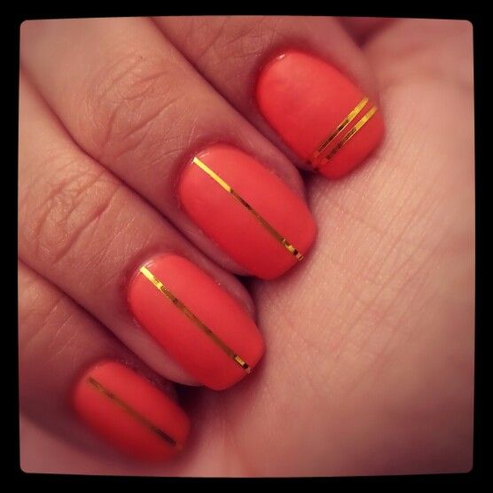 Chic Coral Nails with Gold Stripes: A Striking, Elegant Manicure Design.