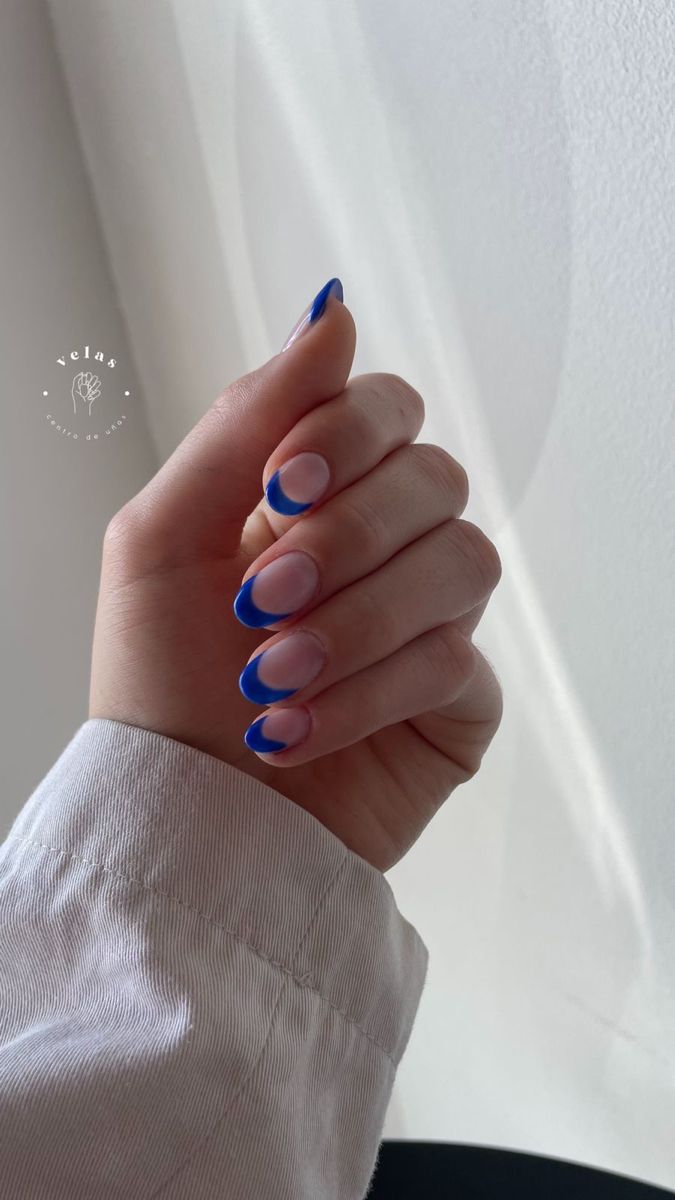 Modern French Manicure: Chic Blue-Tipped Nails with a Subtle Gradient Effect.