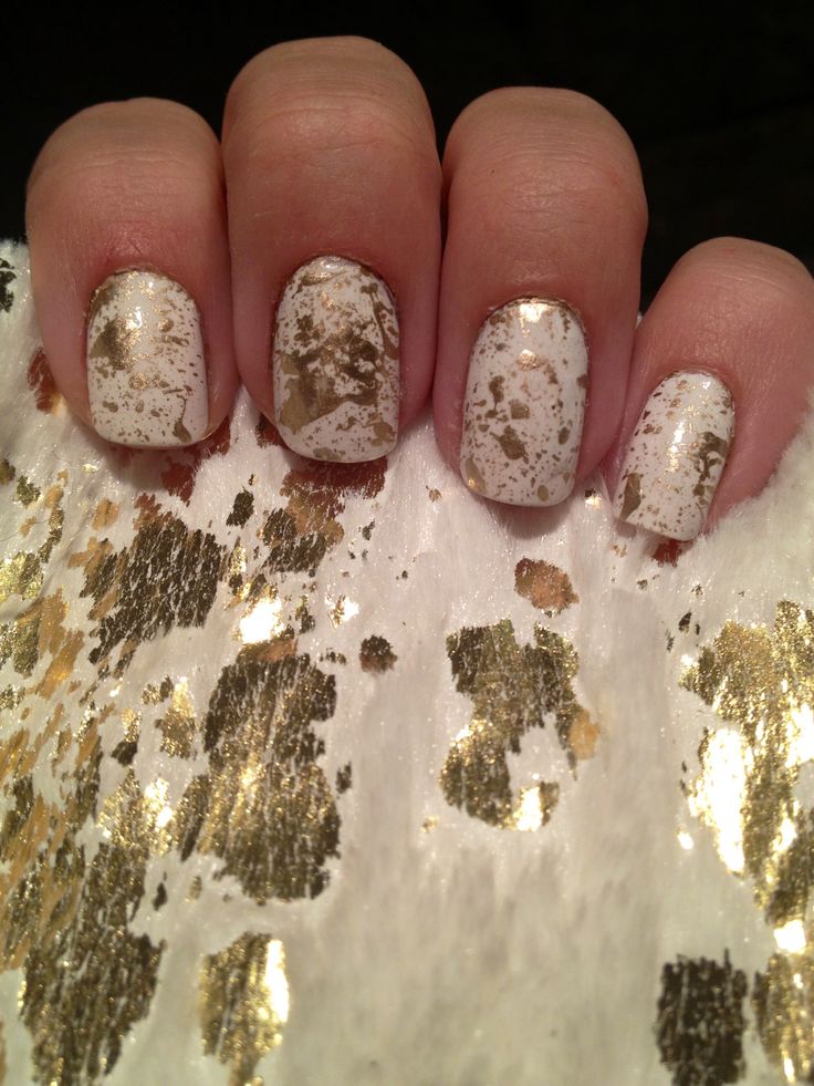 Chic Textured Nail Design with White and Gold Accents for Luxurious Glamour.