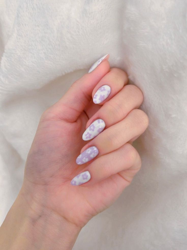 Elegant Lavender Floral Nail Design for a Fresh Spring Look