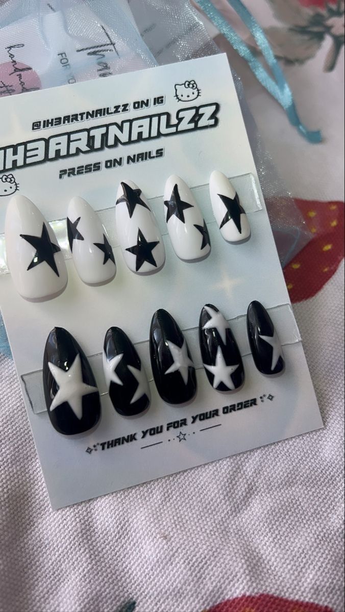 Bold Black and White Star-Themed Nail Set with Versatile Shapes for Trendy Styling.