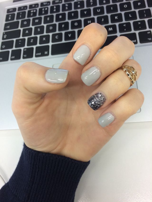 Chic Gray Nail Design with Sparkling Accent for a Modern, Sophisticated Look.